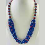 COLLIER PERLES EN VERRE ROUGES ET EN BOIS ET PERLES DE ROCAILLE BLEUES