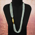 COLLIER MULTICOUCHE EN PERLES DE ROCAILLE JECKO DORÉES ET PERLES CRIS AVEC FIL