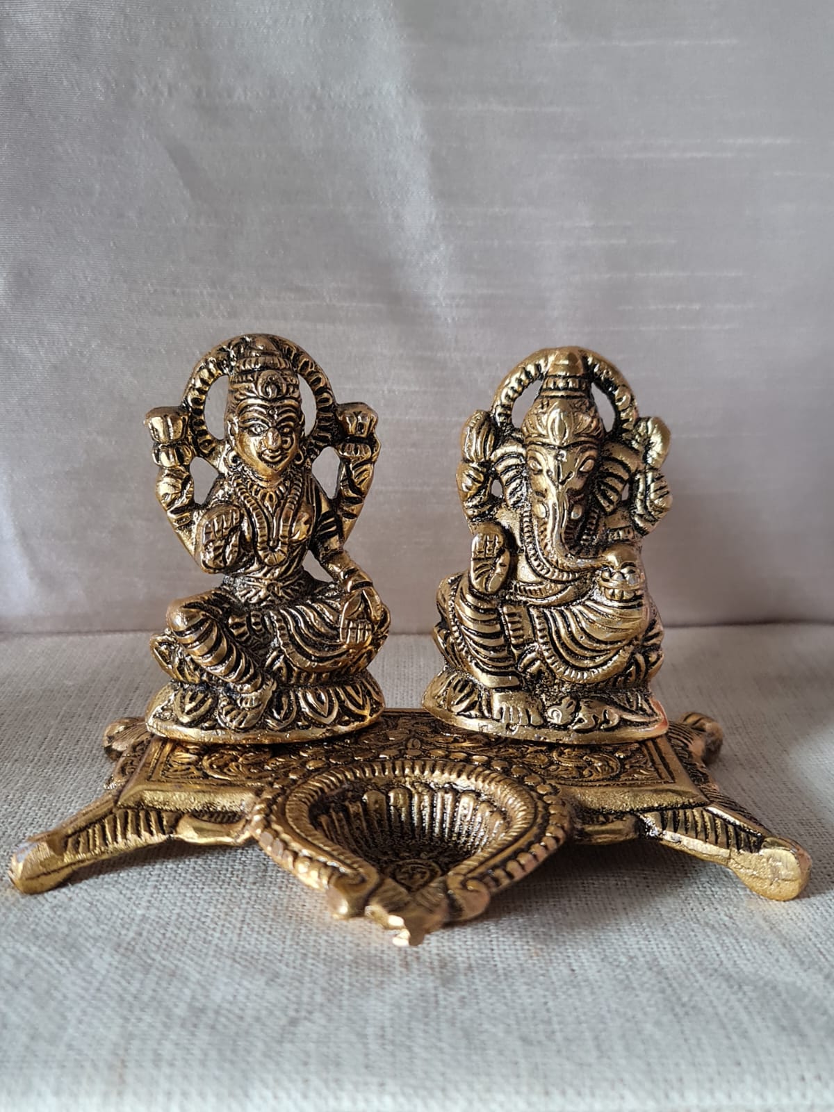 SH-145 MÉTAL BLANC AVEC FINITION LAQUÉE GANESH LAXMI AVEC DEEPAK