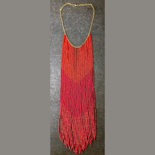 ROTE UND ORANGE FARBENE ROCAILLE-HALSKEITE MIT GOLDENER METALLKETTE