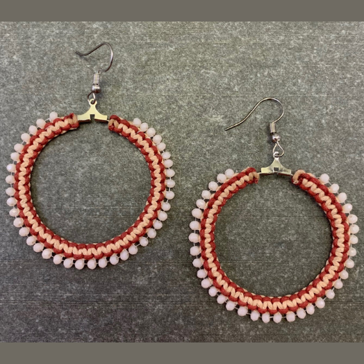 BOUCLES D'OREILLES EN FIL CIRÉ ROUGE ET MARRON CLAIR ET PERLE DE VERRE ROSE PÂLE