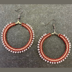 BOUCLES D'OREILLES EN FIL CIRÉ ROUGE ET MARRON CLAIR ET PERLE DE VERRE ROSE PÂLE
