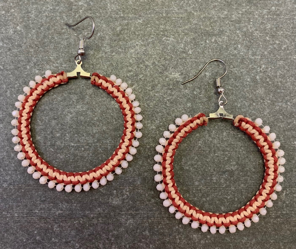 BOUCLES D'OREILLES EN FIL CIRÉ ROUGE ET MARRON CLAIR ET PERLE DE VERRE ROSE PÂLE