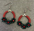 BOUCLE D'OREILLE EN CORDELETTE ROUGE ET PERLES DE VERRE VERTES