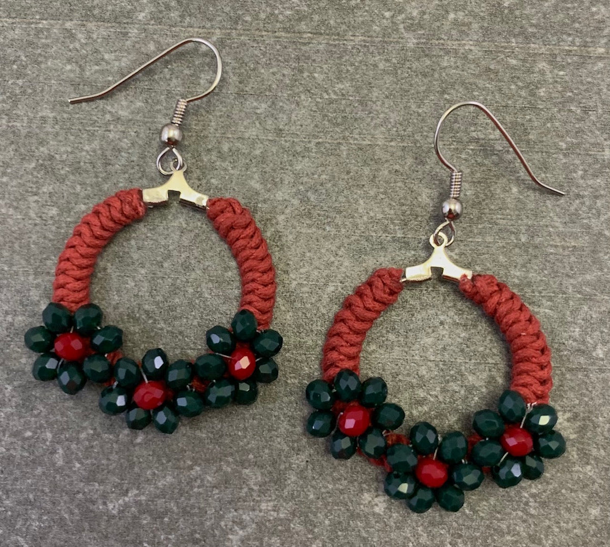 BOUCLE D'OREILLE EN CORDELETTE ROUGE ET PERLES DE VERRE VERTES