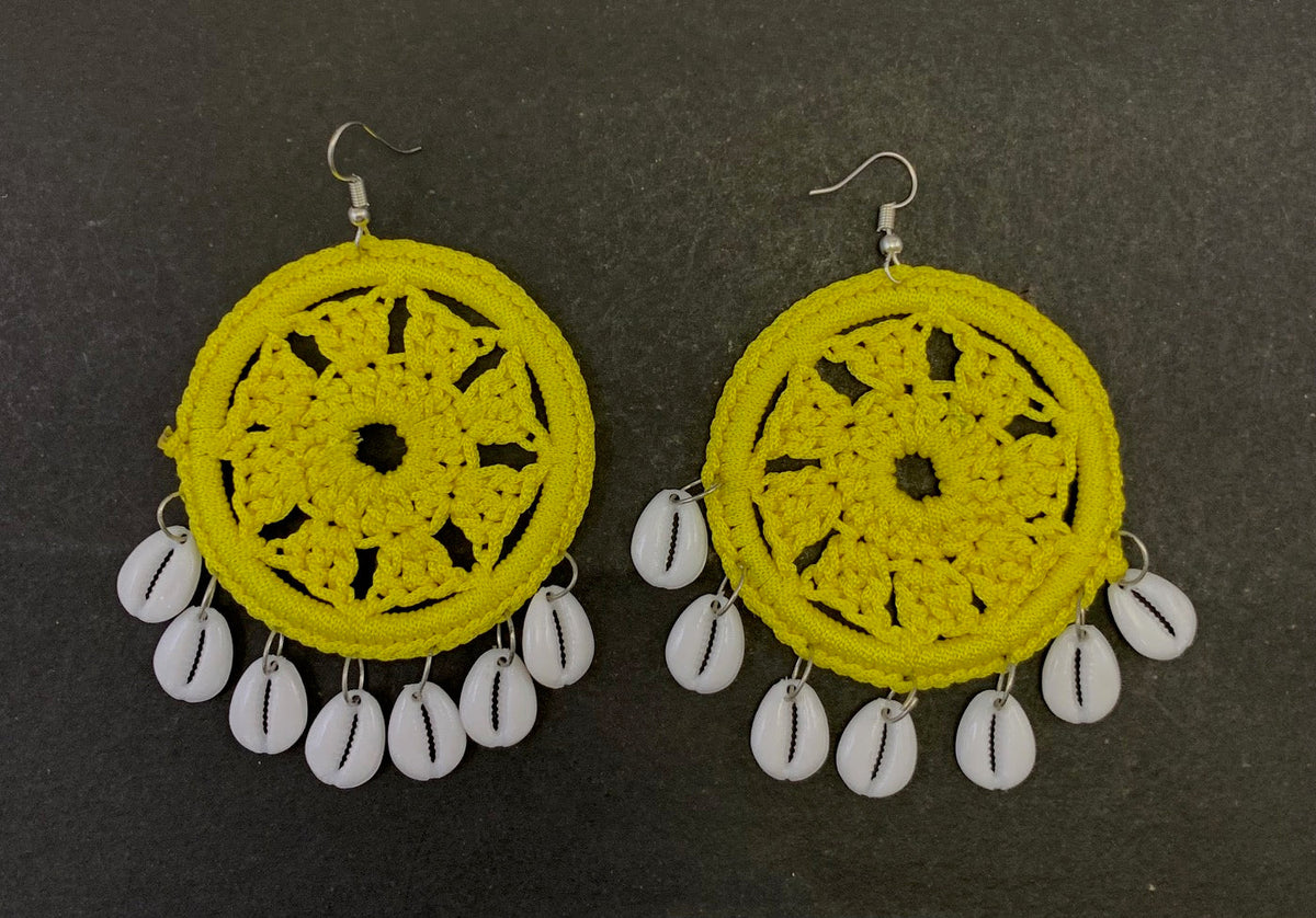 BOUCLES D'OREILLES EN FIL DE SOIE JAUNE, TRAVAIL CROSIYA AVEC CAURIS BLANCS