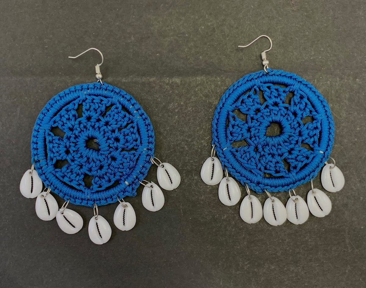 BOUCLES D'OREILLES COQUILLAGES BLANCS AVEC FIL DE SOIE TURQUOISE BRODÉ AU CROCHET