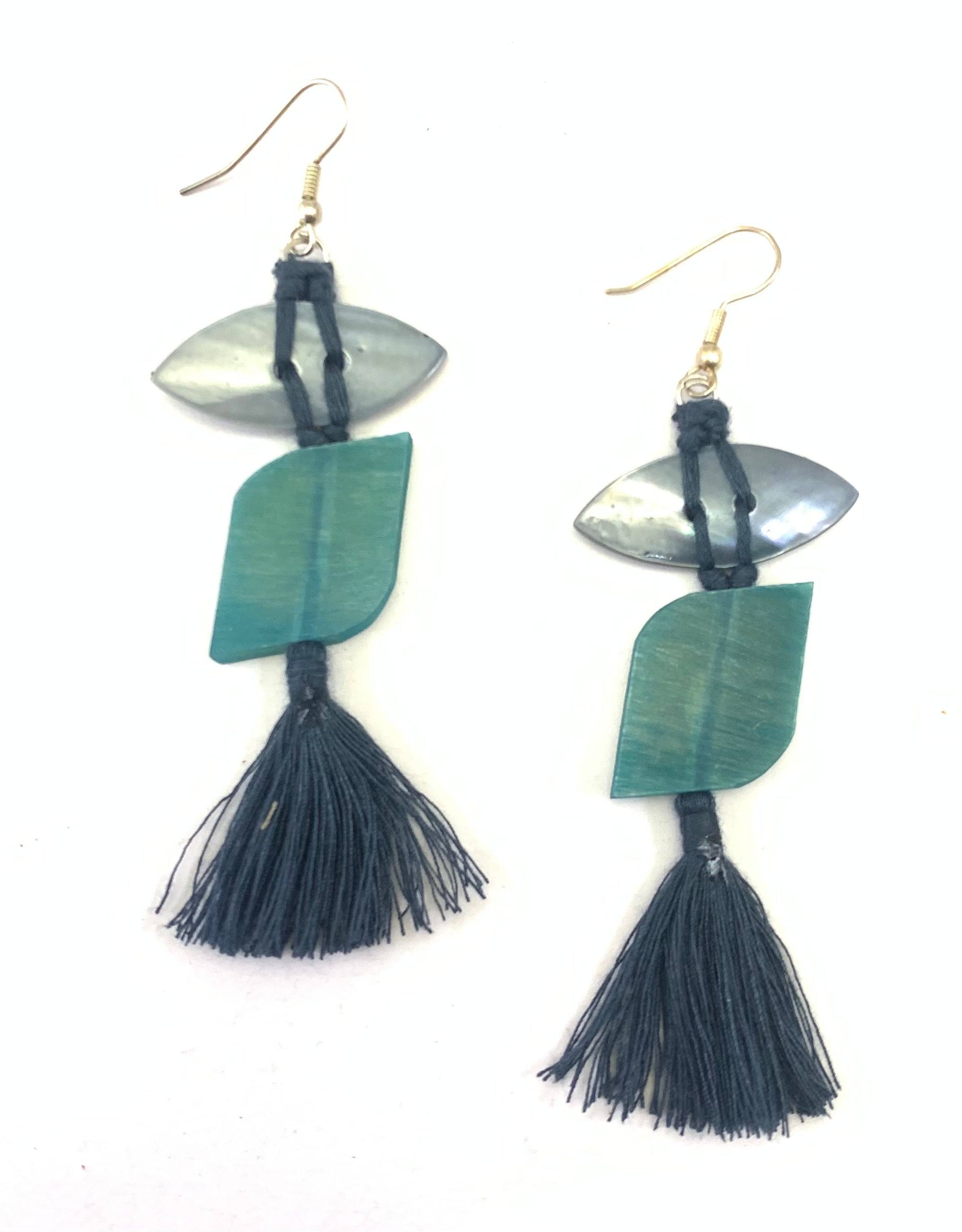NK15155 - COLLIER PERLES BOIS/CORNE AVEC ANNEAU COQUILLE ET POMPON FIL