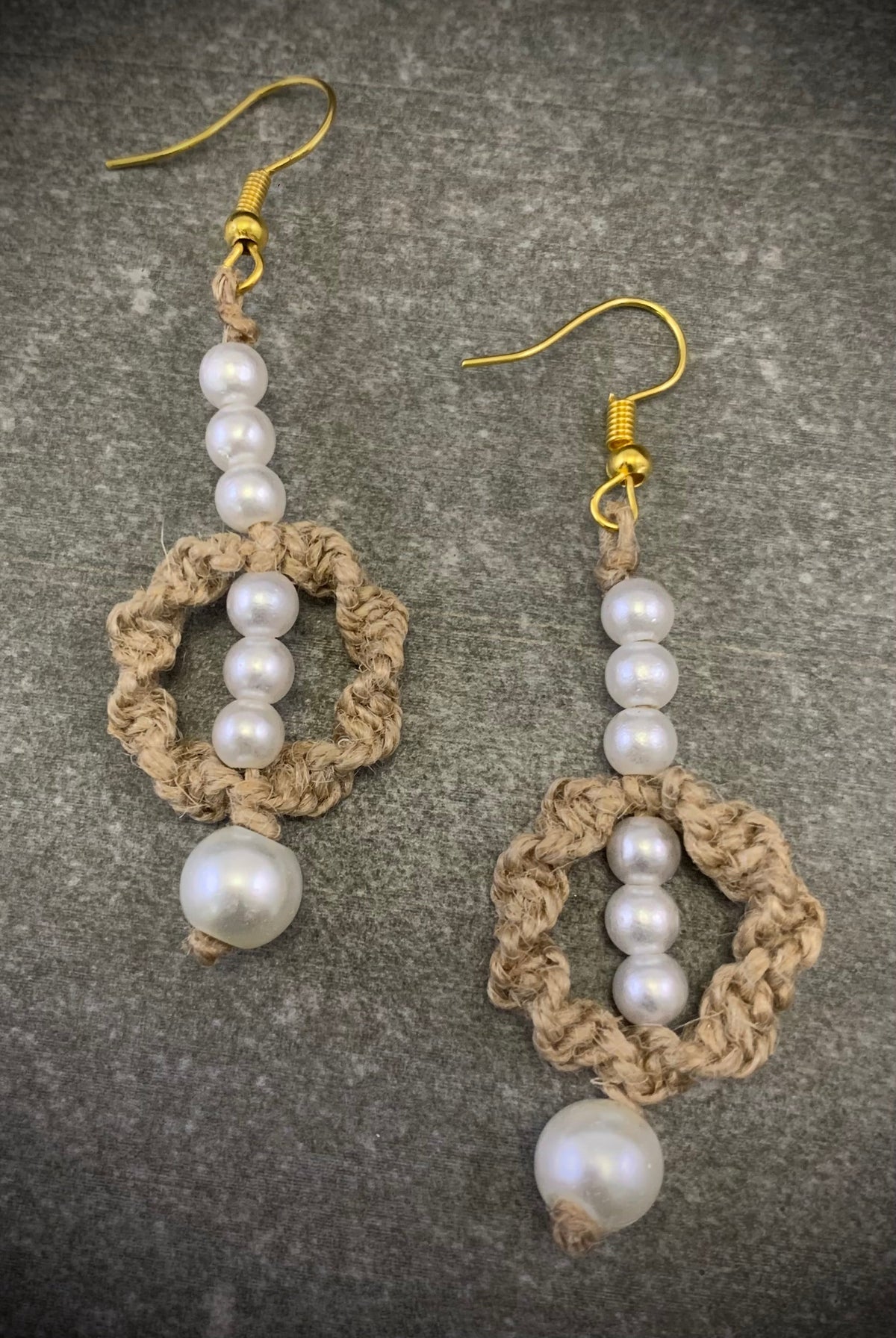 NK15001-MEHRLAGIGE HALSKETTE AUS JUTE & PERLEN/METALLPERLEN AUS GOLDFARBENEM ALUMINIUM