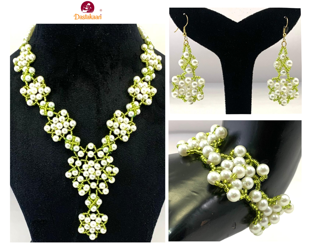 NK14593B ENSEMBLE COLLIER EN PLASTIQUE PERLES ET ROCAILLES BLANC ET VERT