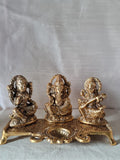WEISSMETALL MIT LACKIERTER OBERFLÄCHE GANESHA LAKSHMI SARASWATI MIT DEEPAK
