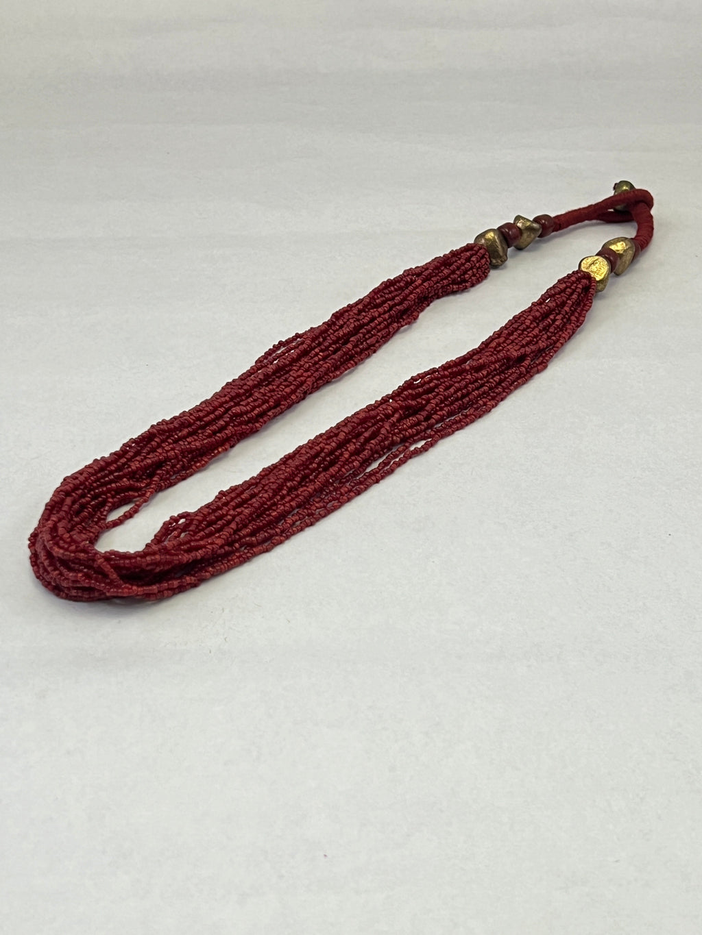 COLLIER PERLES ROCAILLES AVEC NUGGETS EN ALUMINIUM DORÉ ET FIL