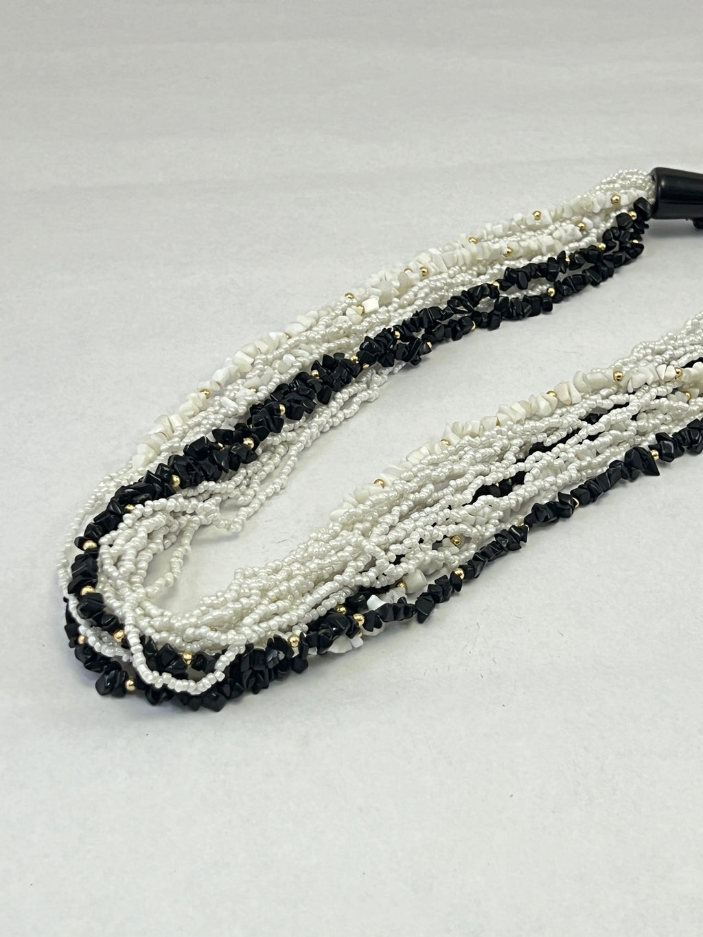 COLLIER EN PENDENTIF DE PERLES DE ROCAILLE EN VERRE NON TAILLÉ AVEC CROCHET EN RÉSINE