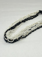 COLLIER EN PENDENTIF DE PERLES DE ROCAILLE EN VERRE NON TAILLÉ AVEC CROCHET EN RÉSINE