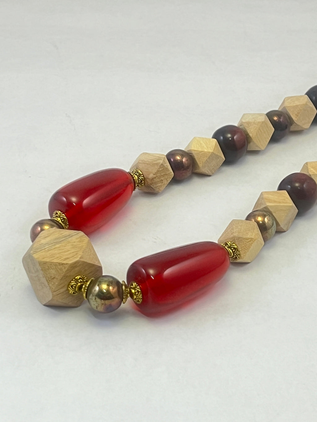 COLLIER EN BOIS, VERRE, RÉSINE AVEC PERLES ET FIL