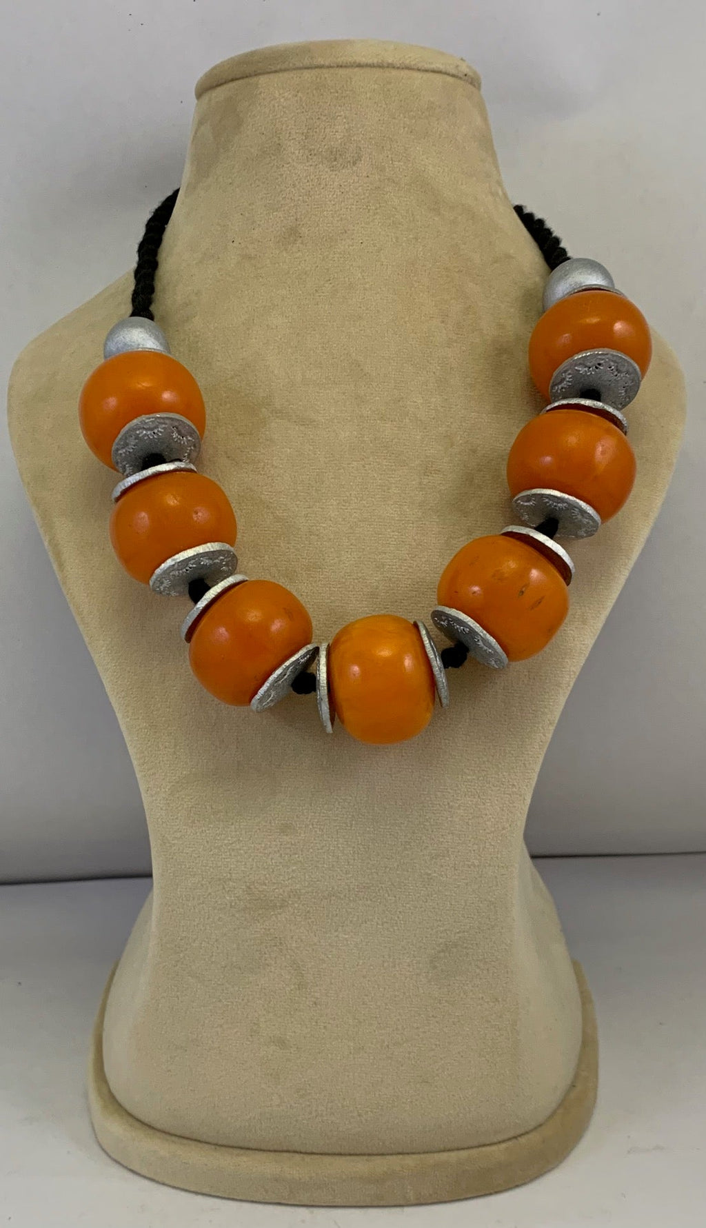 NK14943A COLLIER EN RÉSINE/PERLES EN BOIS AVEC DISQUE EN ALUMINIUM ET FIL TRESSÉ