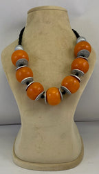 NK14943A COLLIER EN RÉSINE/PERLES EN BOIS AVEC DISQUE EN ALUMINIUM ET FIL TRESSÉ
