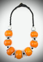 NK14943A COLLIER EN RÉSINE/PERLES EN BOIS AVEC DISQUE EN ALUMINIUM ET FIL TRESSÉ