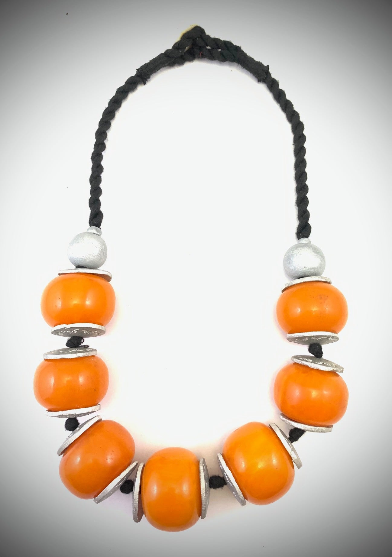 NK14943A COLLIER EN RÉSINE/PERLES EN BOIS AVEC DISQUE EN ALUMINIUM ET FIL TRESSÉ