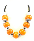 NK14943A COLLIER EN RÉSINE/PERLES EN BOIS AVEC DISQUE EN ALUMINIUM ET FIL TRESSÉ
