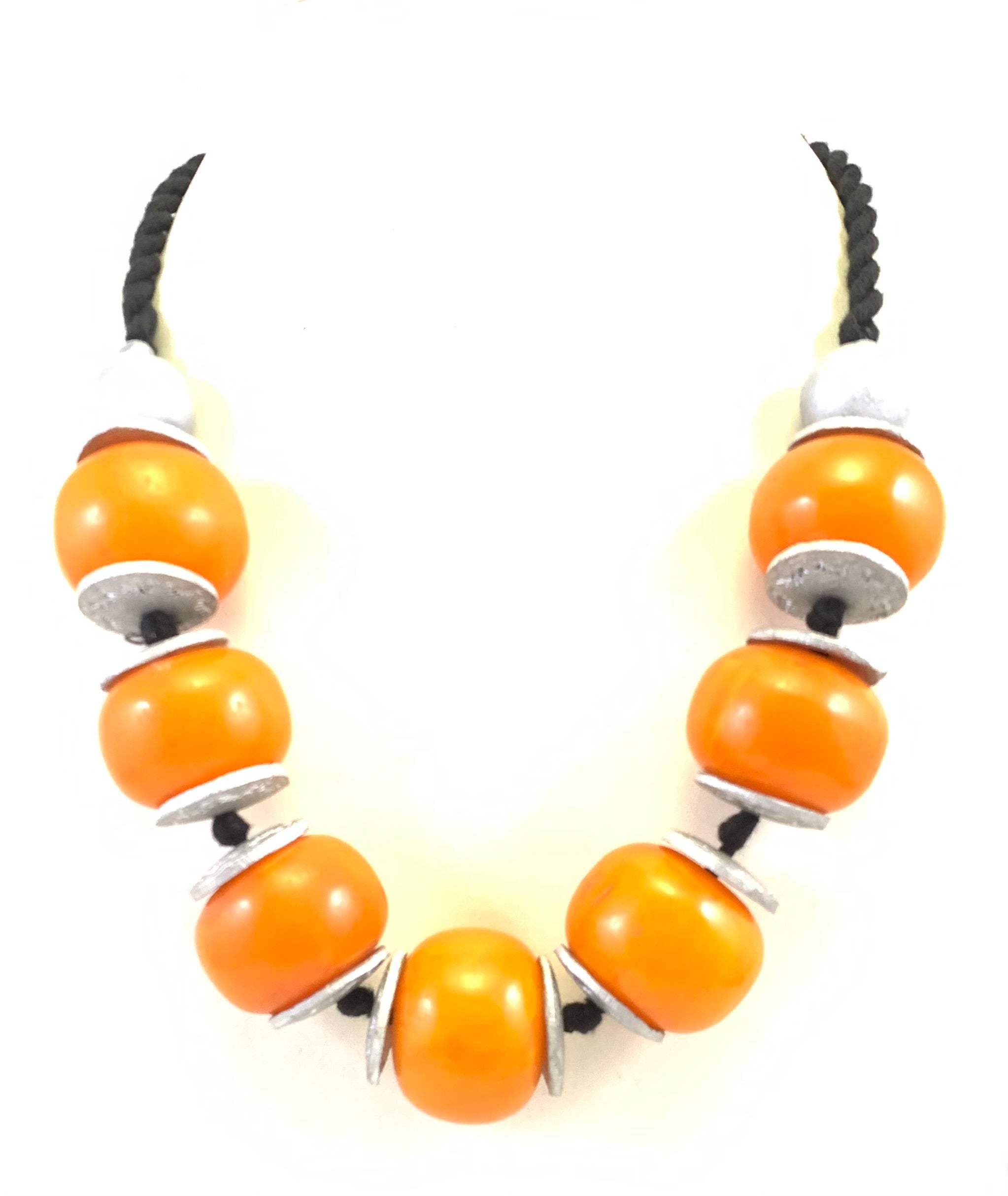 NK14943A COLLIER EN RÉSINE/PERLES EN BOIS AVEC DISQUE EN ALUMINIUM ET FIL TRESSÉ