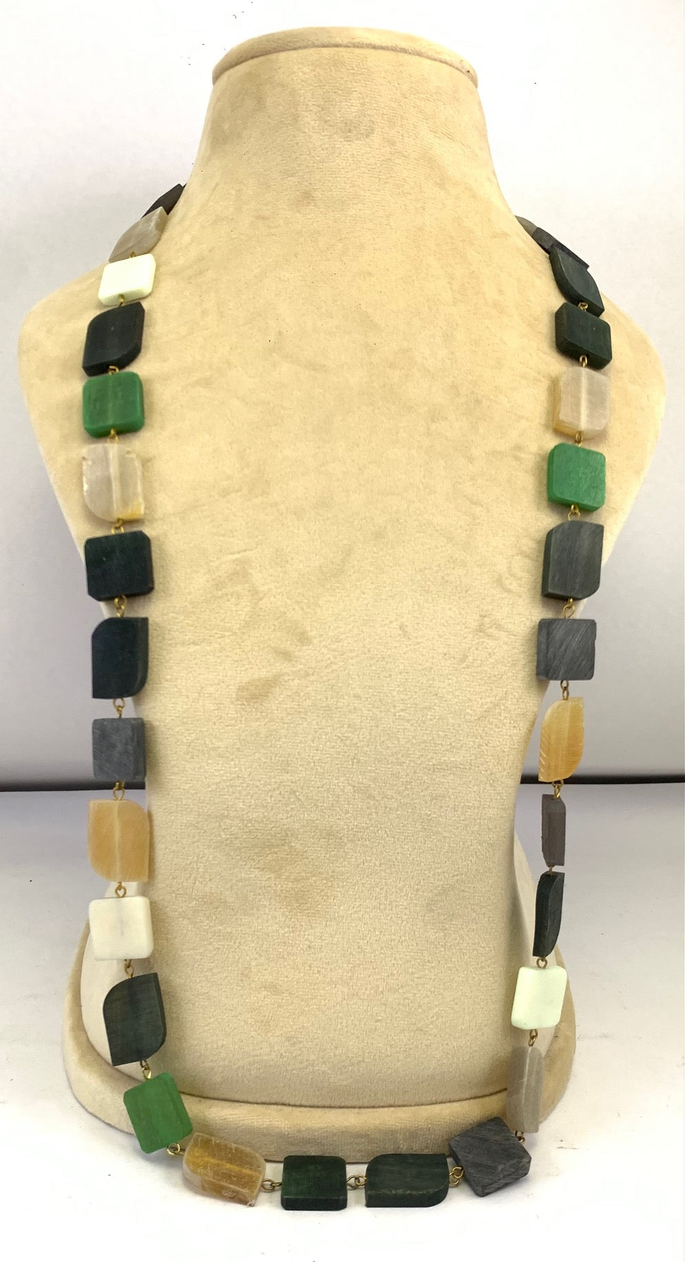 NK14764 COLLIER PERLES CORNE AVEC BOUCLE ET MAILLONS