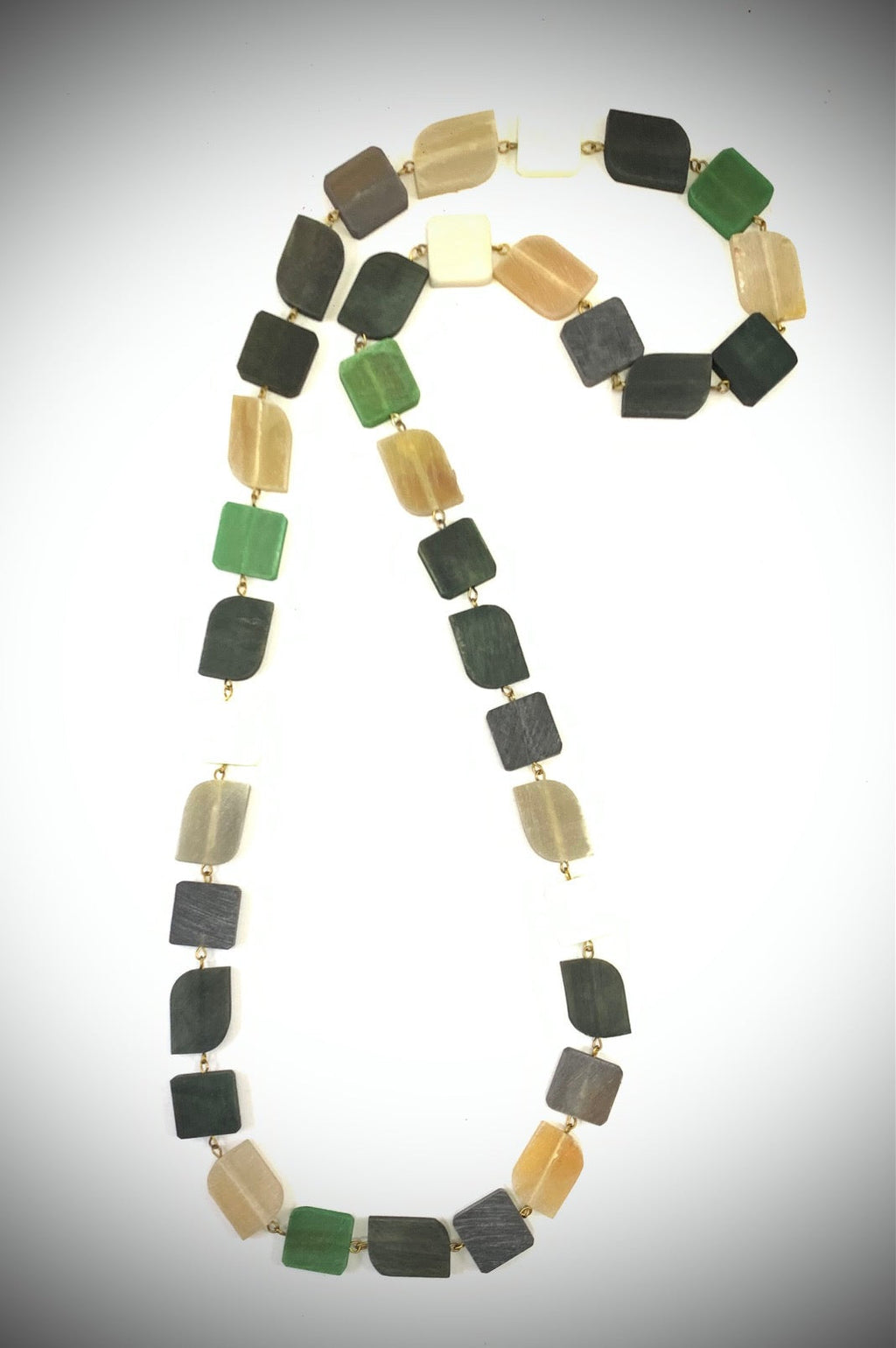 NK14764 COLLIER PERLES CORNE AVEC BOUCLE ET MAILLONS