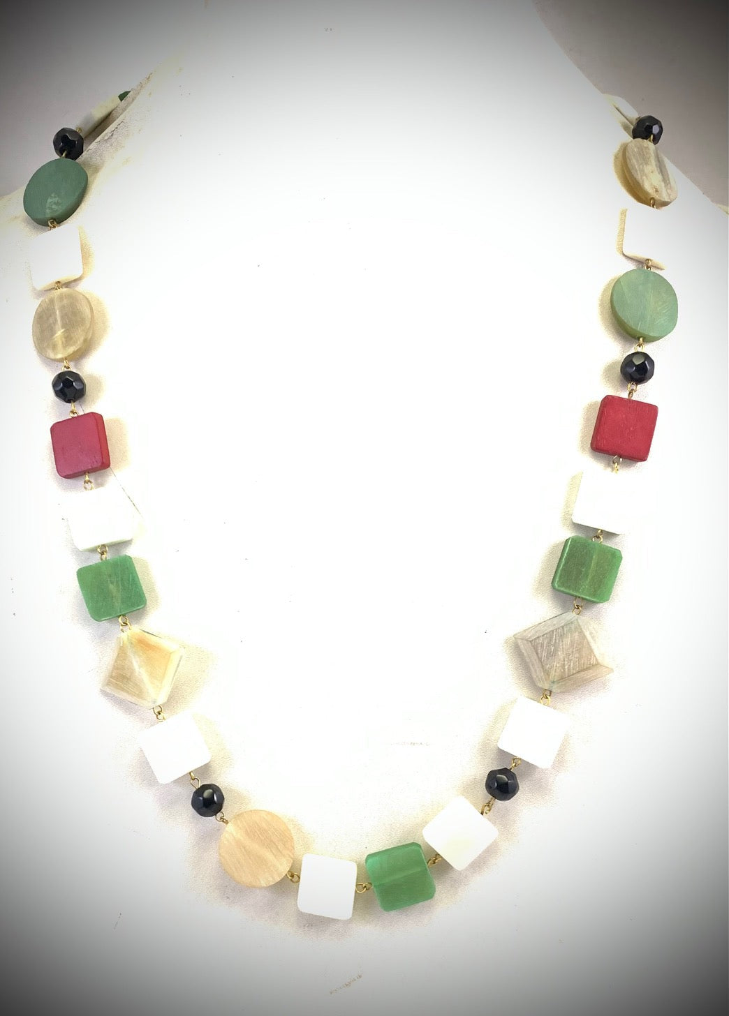 NK14849 COLLIER EN CORNE/OS/PERLES DE VERRE