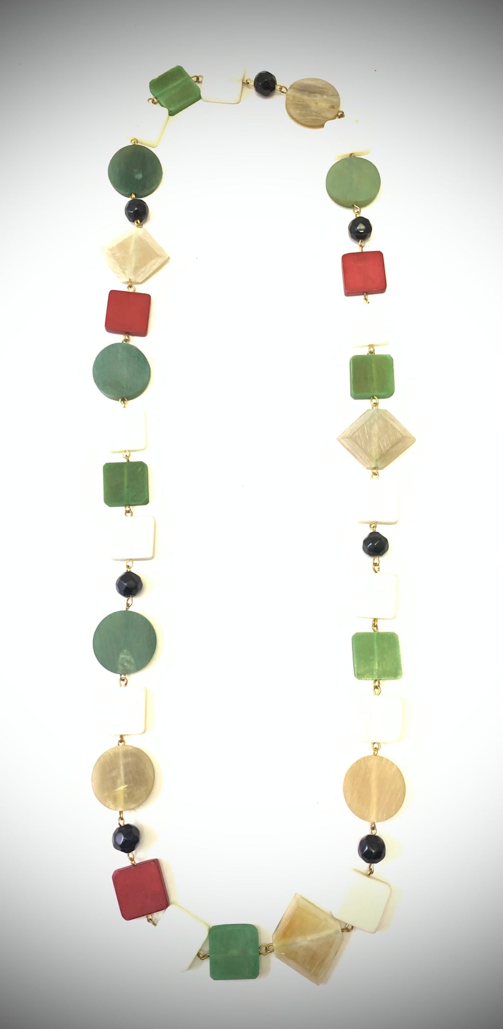 NK14849 COLLIER EN CORNE/OS/PERLES DE VERRE
