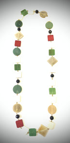 NK14849 COLLIER EN CORNE/OS/PERLES DE VERRE