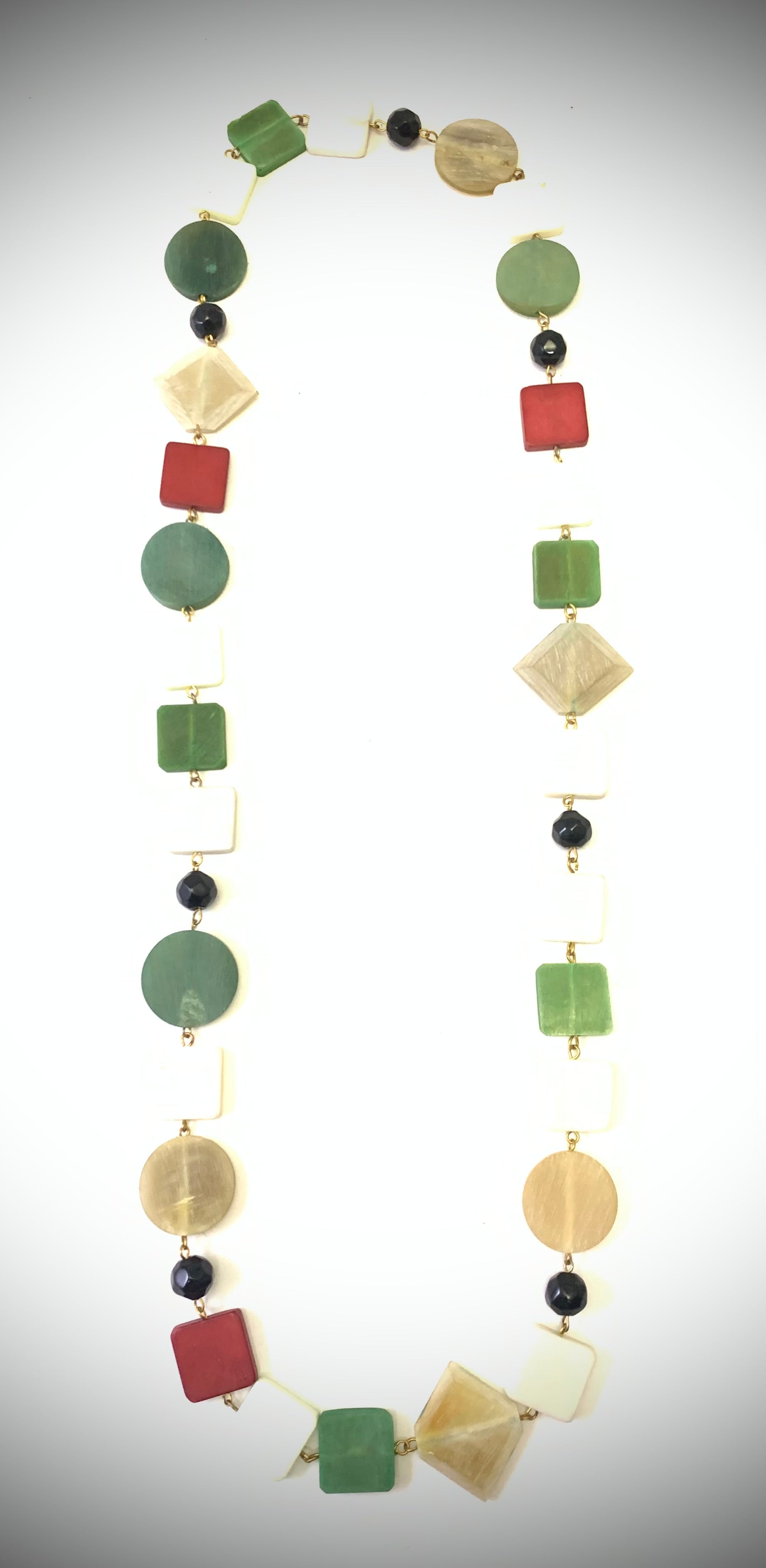 NK14849 COLLIER EN CORNE/OS/PERLES DE VERRE