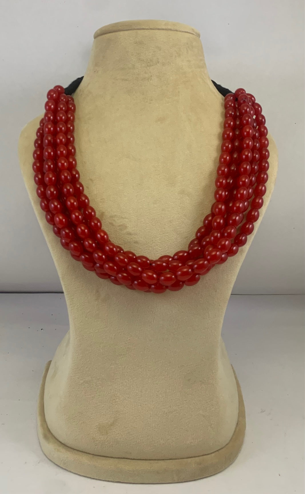 NK14533 Rote mehrschichtige Glasperlenkette mit schwarzem Band