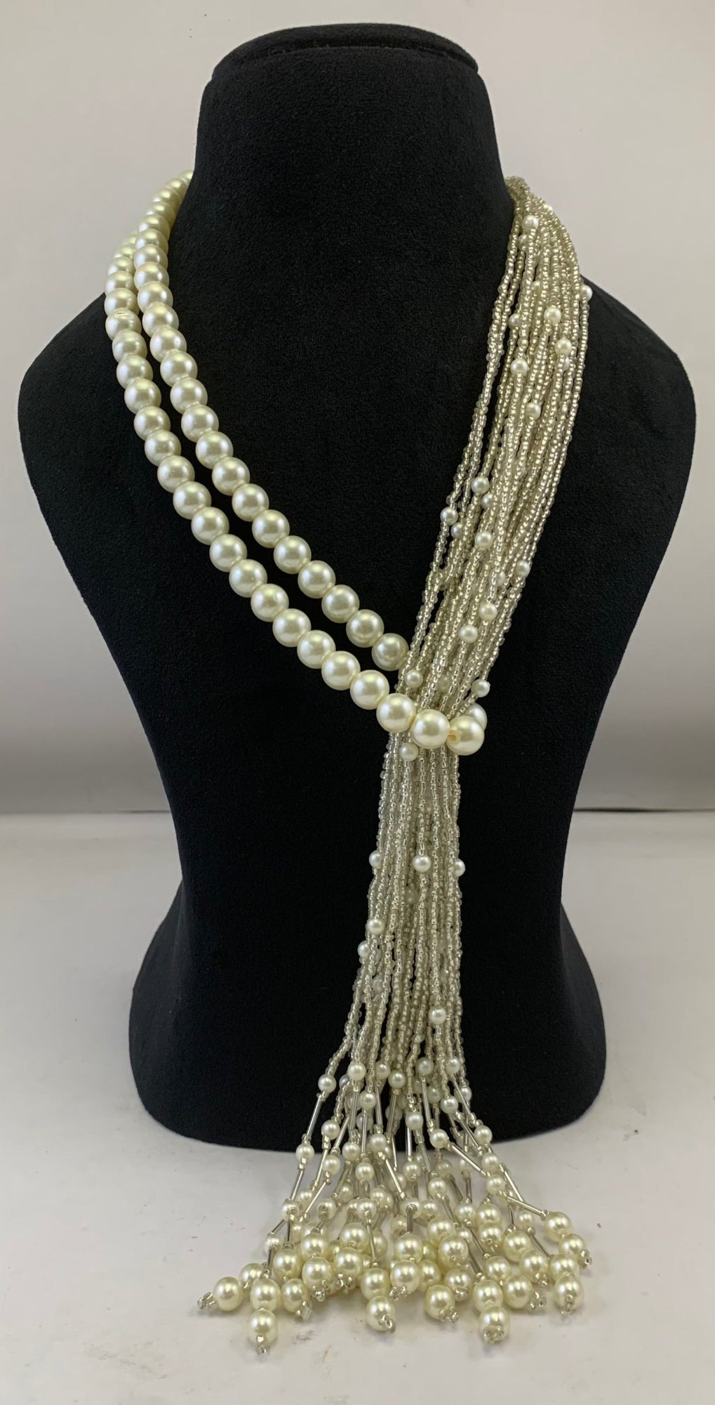 NK15018 - COLLIER À NŒUD EN PERLES DE GRAINES BLANCHES