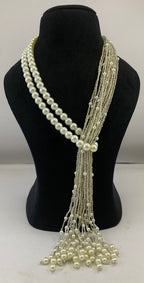 NK15018 - COLLIER À NŒUD EN PERLES DE GRAINES BLANCHES