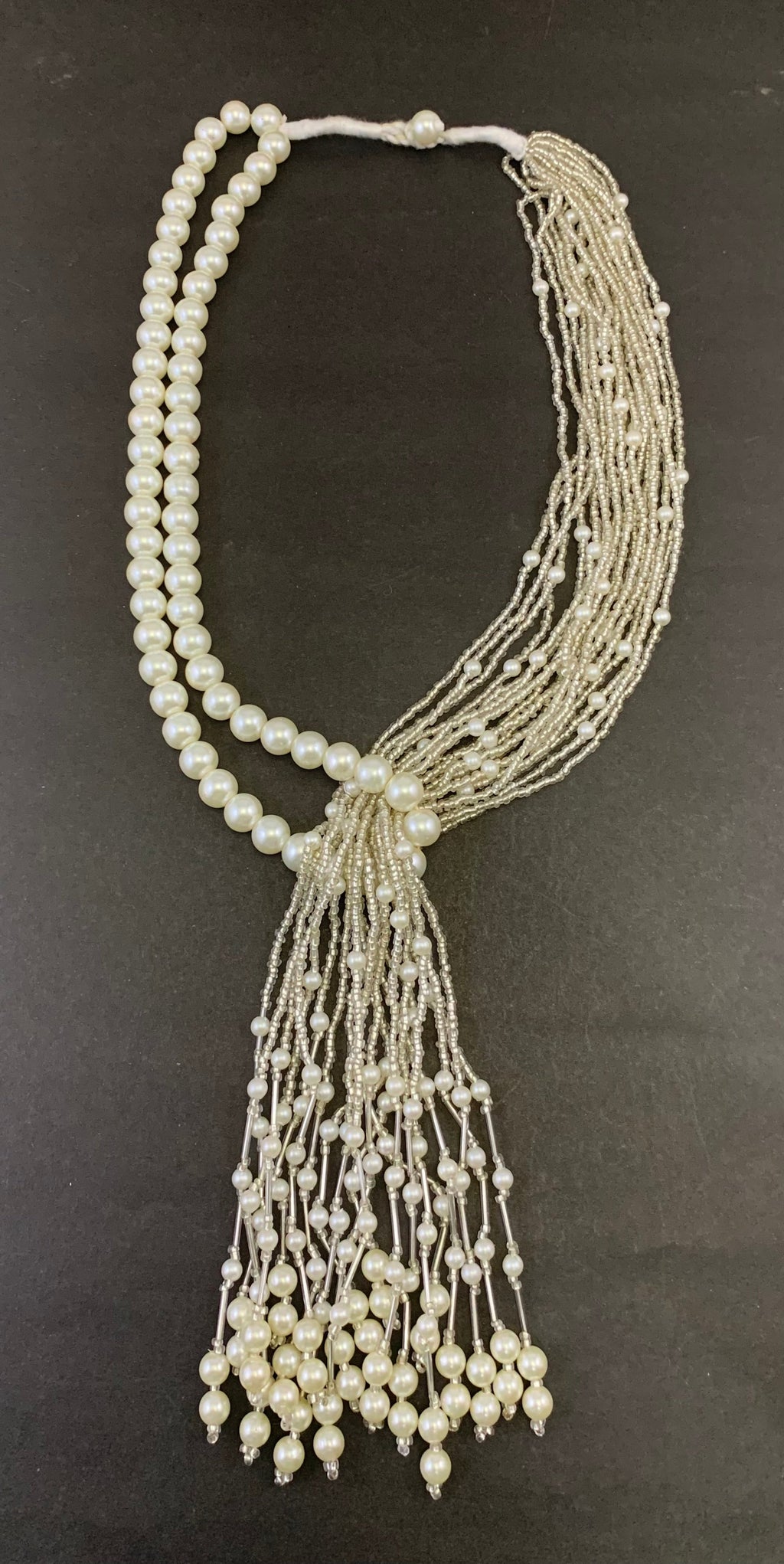 NK15018 - COLLIER À NŒUD EN PERLES DE GRAINES BLANCHES