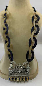 NK8562 - HORN BEAD/RING WITH SILVER METAL PENDANT & THREAD BRAIDED NECKLACE
