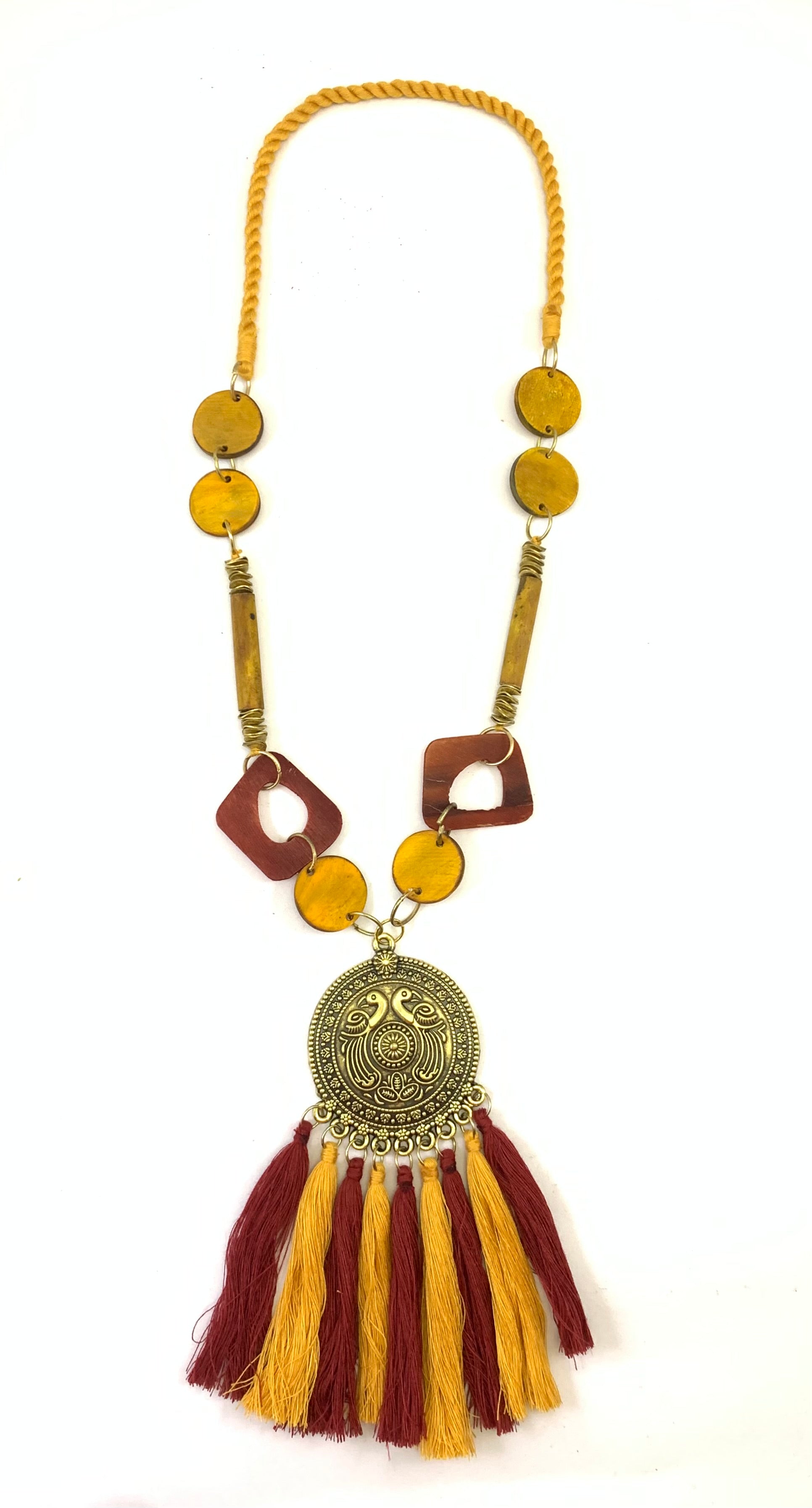 NK8534 - COLLIER PENDENTIF CORNE PERLE/ANNEAU MÉTAL DORÉ & POMPON FIL