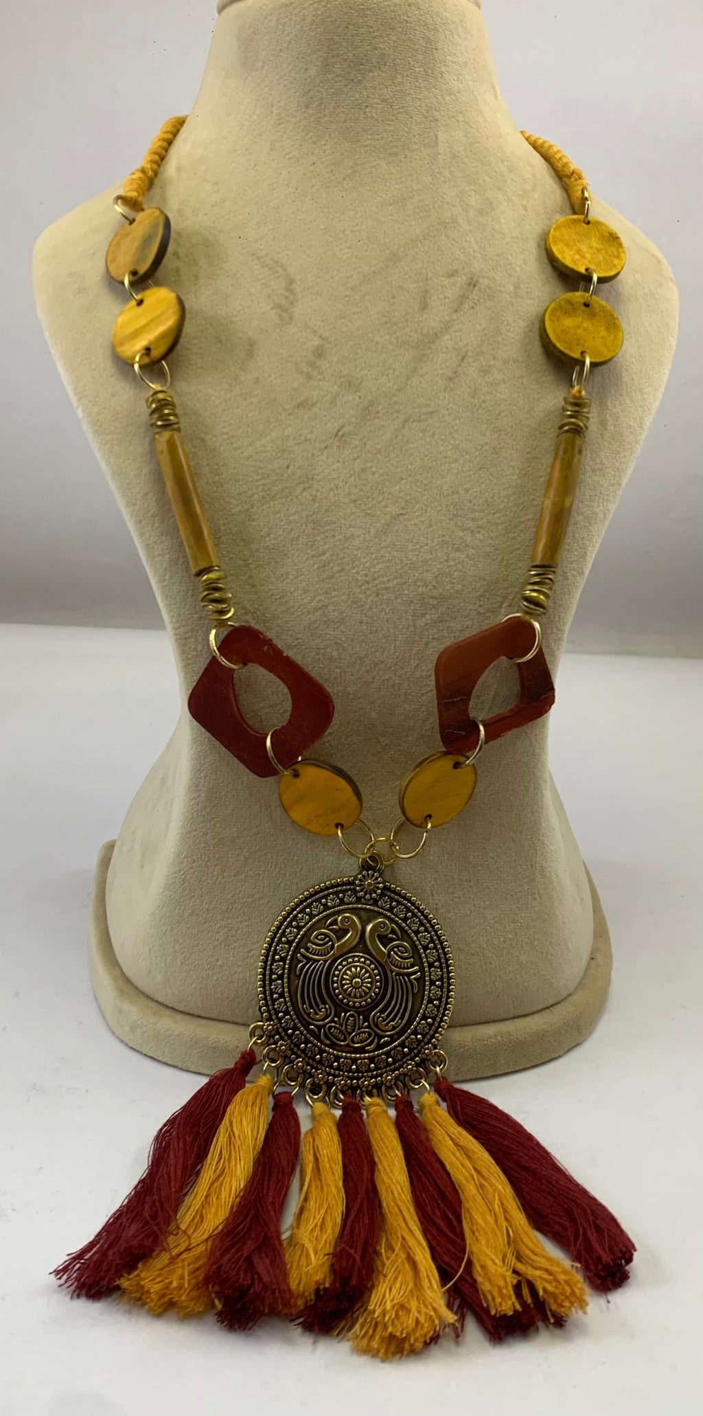 NK8534 - COLLIER PENDENTIF CORNE PERLE/ANNEAU MÉTAL DORÉ & POMPON FIL