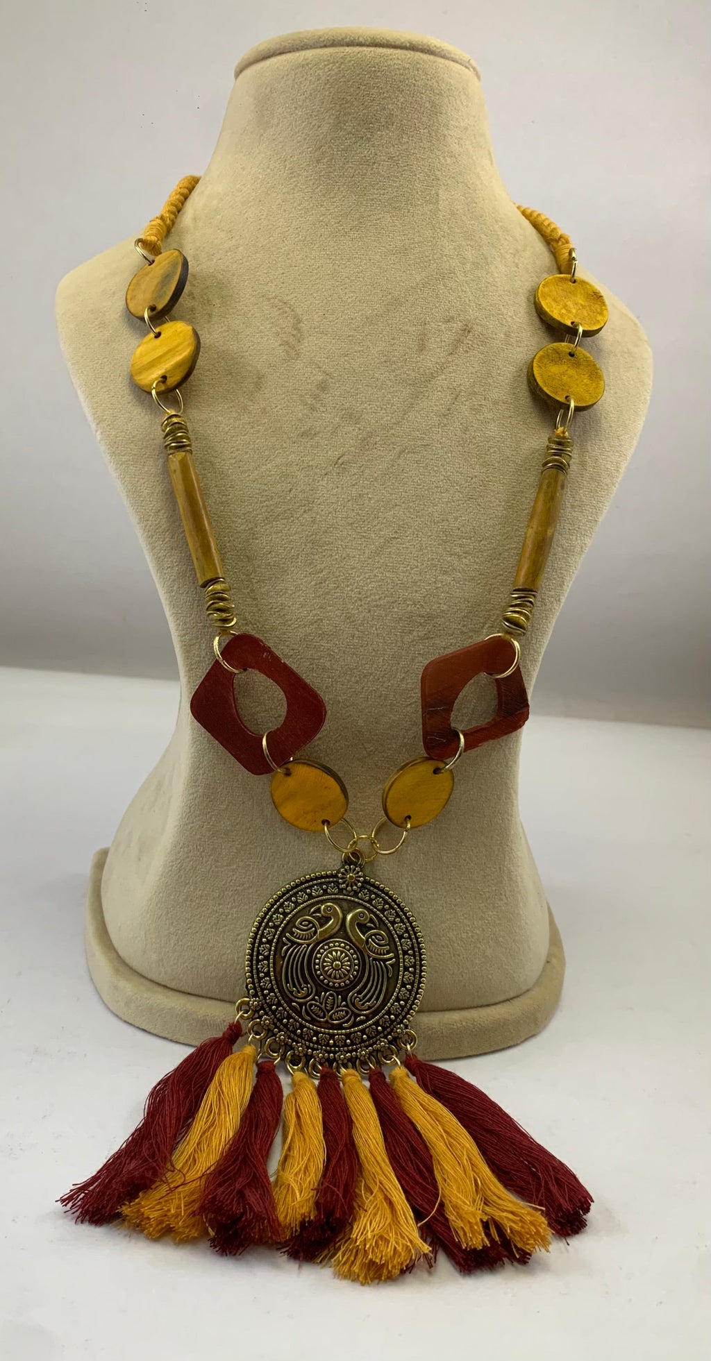 NK8534 - COLLIER PENDENTIF CORNE PERLE/ANNEAU MÉTAL DORÉ & POMPON FIL