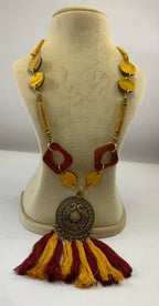 NK8534 - COLLIER PENDENTIF CORNE PERLE/ANNEAU MÉTAL DORÉ & POMPON FIL