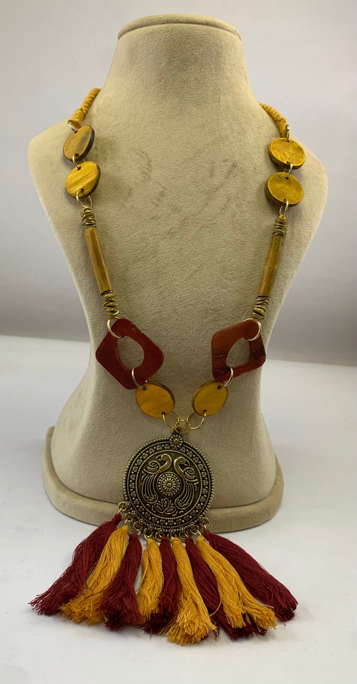 NK8534 - COLLIER PENDENTIF CORNE PERLE/ANNEAU MÉTAL DORÉ & POMPON FIL