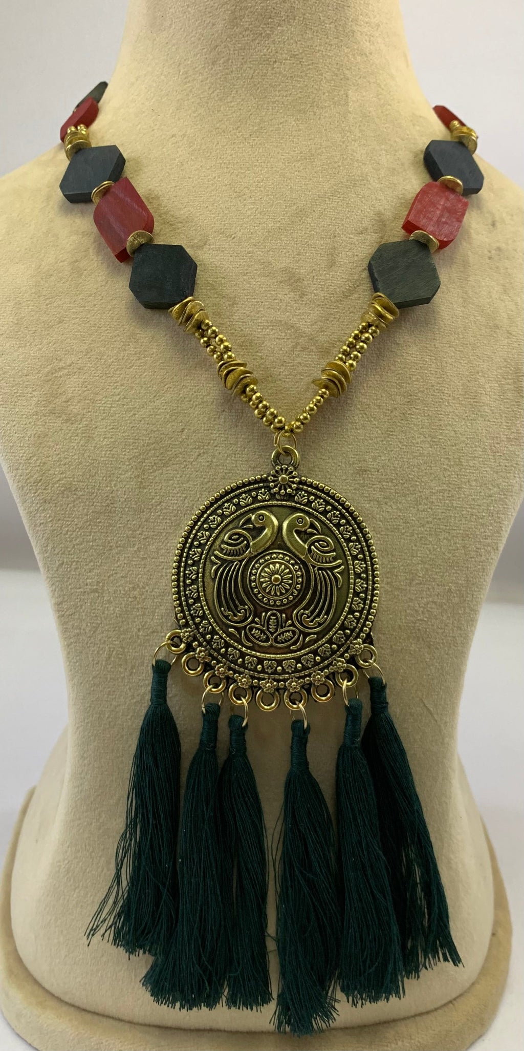 NK8581 - HORNPERLE & ANTIKGOLD METALLKUGEL/ANHÄNGER MIT FADENQUASTEN-HALSKEtte