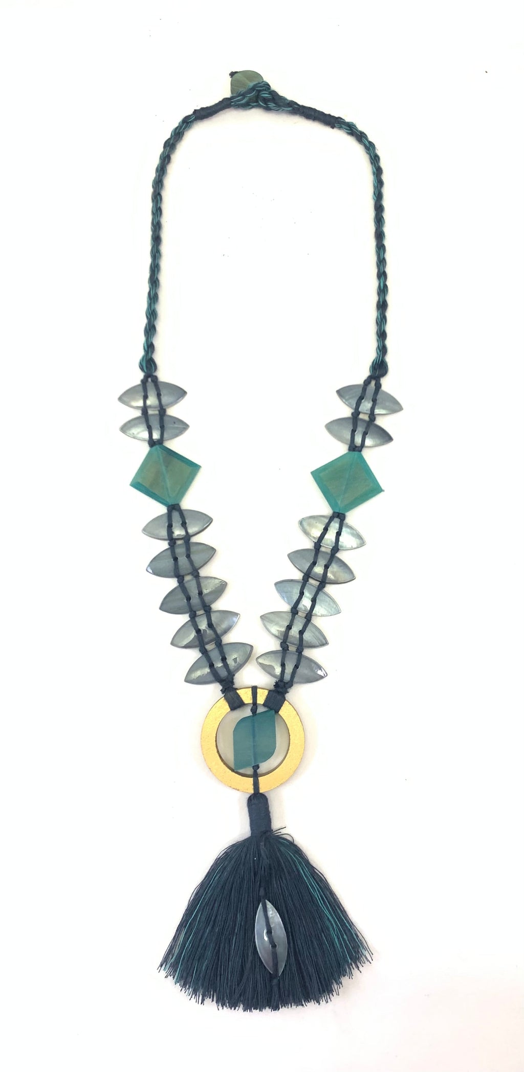 NK15155 - COLLIER PERLES BOIS/CORNE AVEC ANNEAU COQUILLE ET POMPON FIL