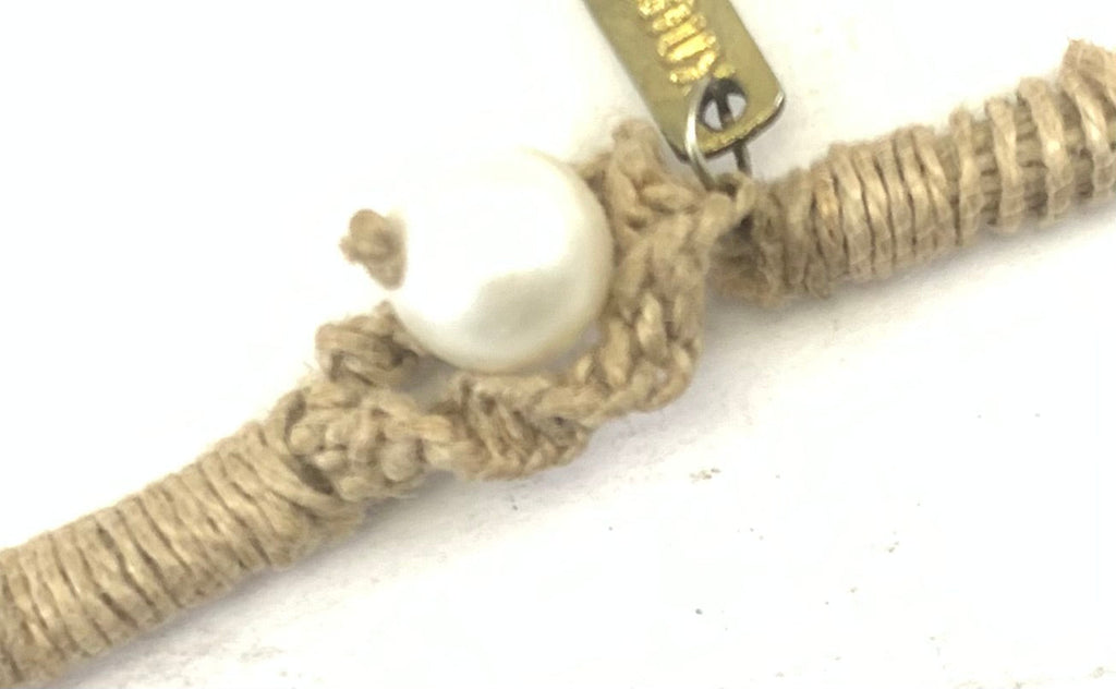 NK15001-MEHRLAGIGE HALSKETTE AUS JUTE & PERLEN/METALLPERLEN AUS GOLDFARBENEM ALUMINIUM