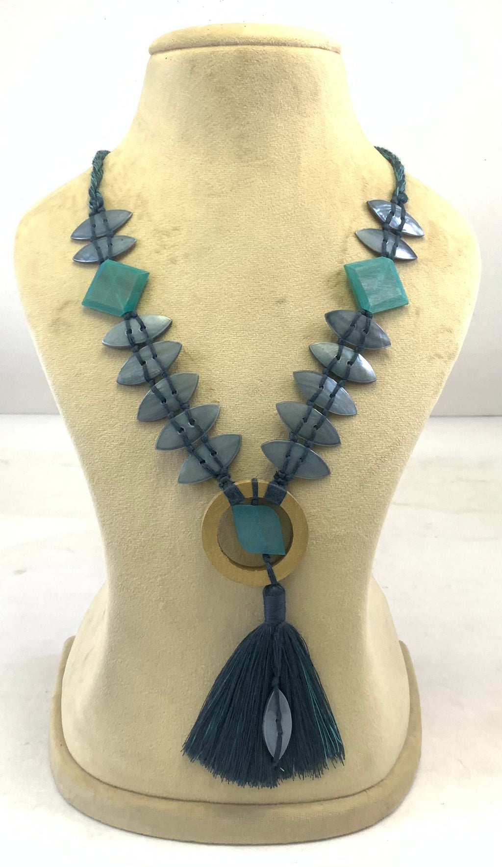 NK15155 - COLLIER PERLES BOIS/CORNE AVEC ANNEAU COQUILLE ET POMPON FIL