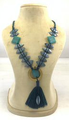 NK15155 - COLLIER PERLES BOIS/CORNE AVEC ANNEAU COQUILLE ET POMPON FIL