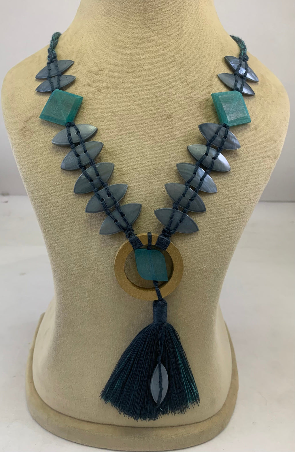 NK15155 - COLLIER PERLES BOIS/CORNE AVEC ANNEAU COQUILLE ET POMPON FIL