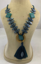 NK15155 - COLLIER PERLES BOIS/CORNE AVEC ANNEAU COQUILLE ET POMPON FIL