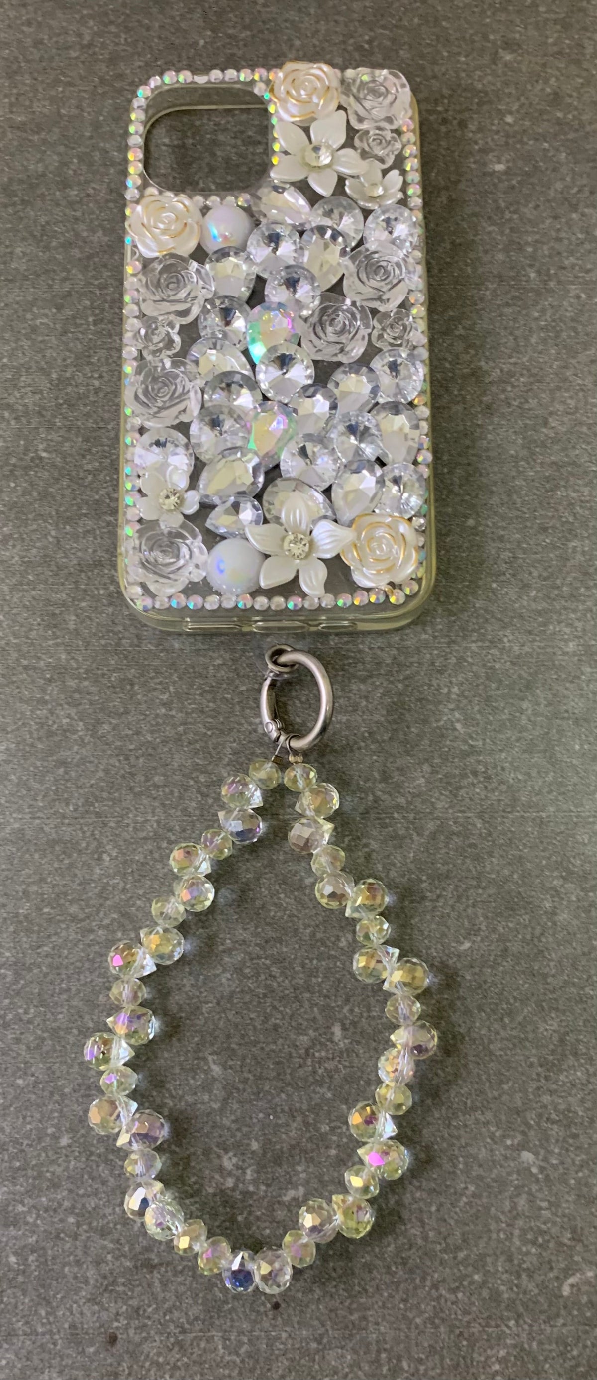 MIS3943D - TRENDY DIAMOND CUT GLASS BEAD HANGING MOBILE WRISTLET
