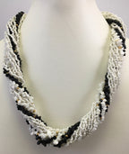COLLIER EN PENDENTIF DE PERLES DE ROCAILLE EN VERRE NON TAILLÉ AVEC CROCHET EN RÉSINE